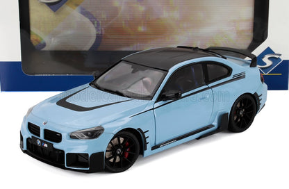 Coche modelo BMW M azul claro con detalles de carreras negros y alerón, disponible a través de Vroomi.