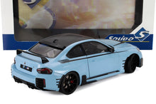 Coche modelo BMW M azul claro con techo y alerón negros, llantas negras, disponible en Vroomi.