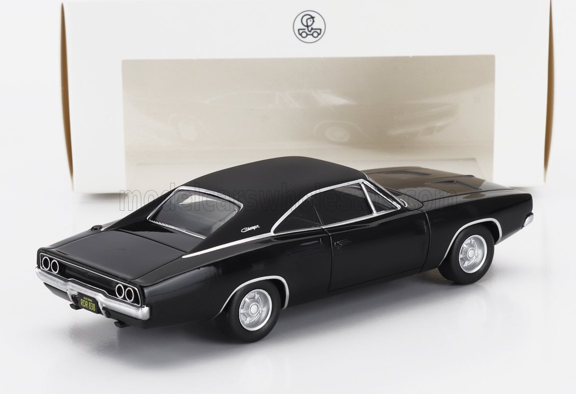 Modelo a escala de coche Dodge Charger negro con detalles cromados, presentado en caja blanca, disponible en Vroomi.