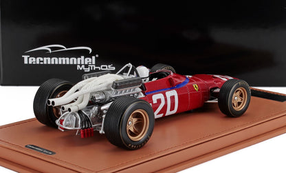 Coche de carreras Ferrari Fórmula 1 vintage rojo número 20 sobre base marrón, tubo de escape detallado, llantas doradas, disponible a través de Vroomi.