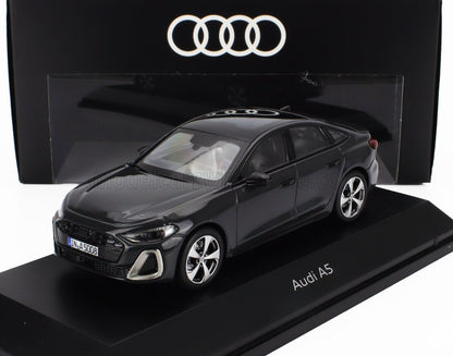 Maqueta de coche Audi A5 negro en expositor con el logotipo de Audi, disponible en la plataforma Vroomi.