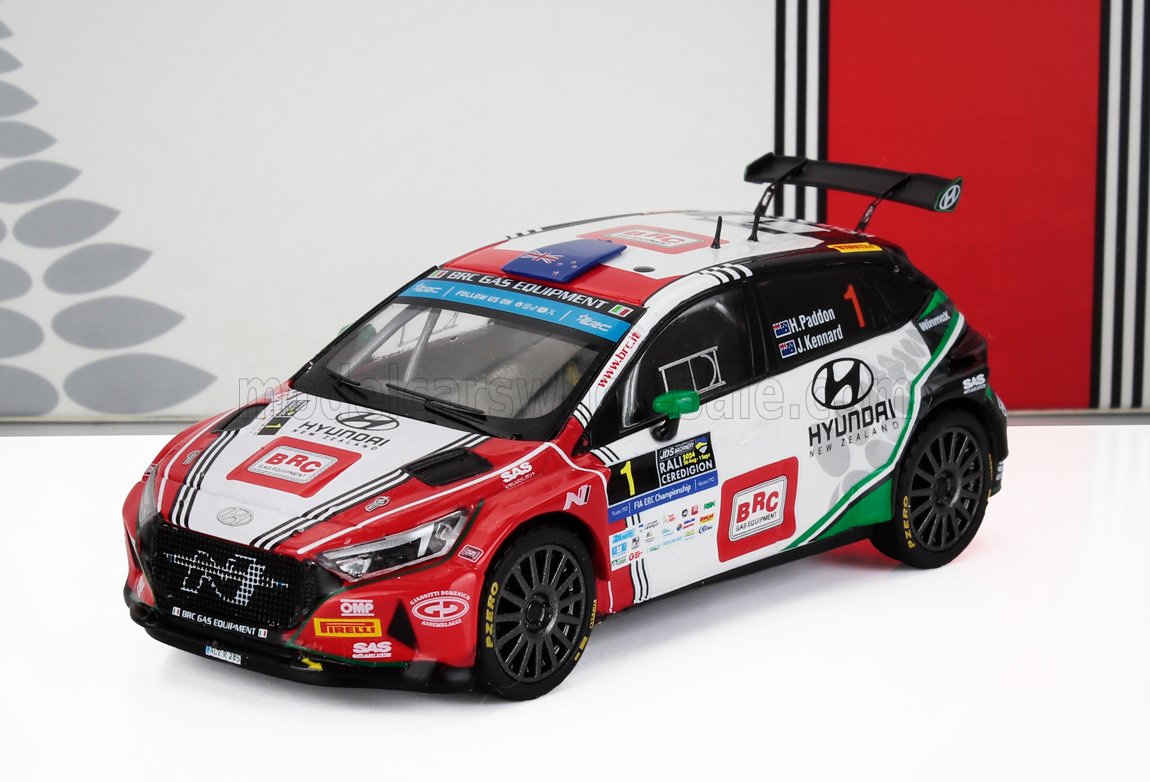 Modelo a escala del coche de rally Hyundai con colores rojo, blanco y verde, disponible en Vroomi.