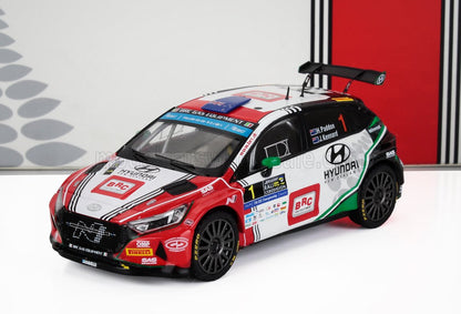 Modelo a escala del coche de rally Hyundai con colores rojo, blanco y verde, disponible en Vroomi.