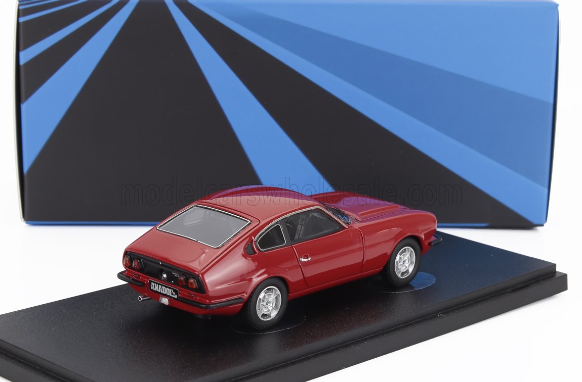 Modelo clásico de coche Anadol rojo sobre base negra con fondo geométrico azul y negro, disponible en Vroomi.