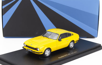 Coche modelo Anadol STC-16 amarillo de 1973 en expositor con fondo geométrico azul y negro, disponible en Vroomi.