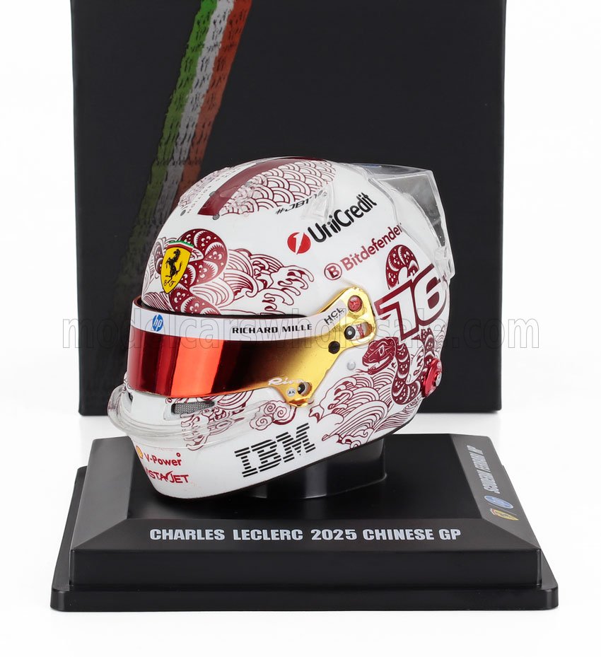 Casco réplica de Charles Leclerc del GP de China 2025 con visera roja y logotipos de patrocinadores en soporte de exposición, a la venta en Vroomi.