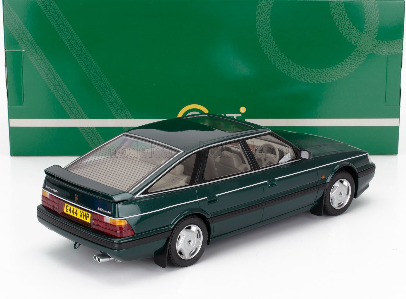Modelo de coche Rover verde a escala 1/18 con alerón trasero, disponible para coleccionistas en Vroomi.