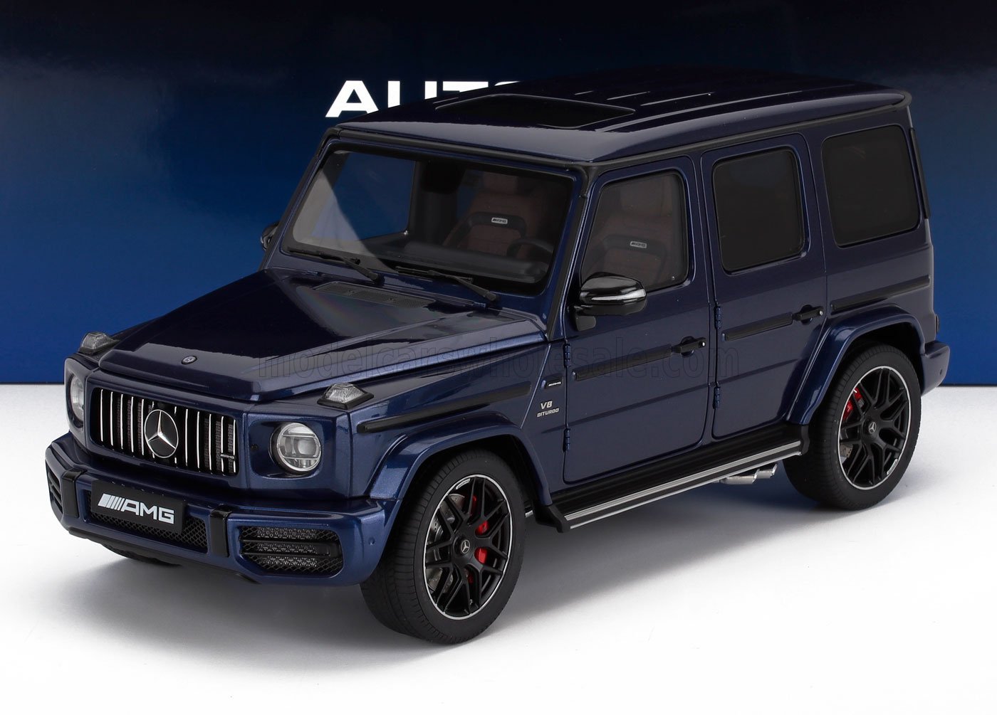 Coche modelo Mercedes AMG G63 azul oscuro con insignia V8 Biturbo y llantas detalladas, ahora disponible en Vroomi.