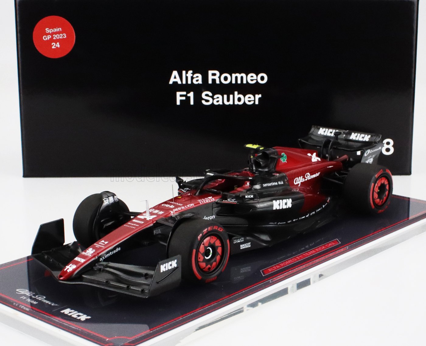 Maqueta del coche Alfa Romeo F1 Sauber para el Gran Premio de España 2023, presentada en un embalaje con la marca en negro y rojo, disponible a través de Vroomi.