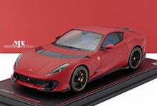 Maqueta a escala de un Ferrari 812 rojo en expositor, réplica coleccionable disponible online en Vroomi.