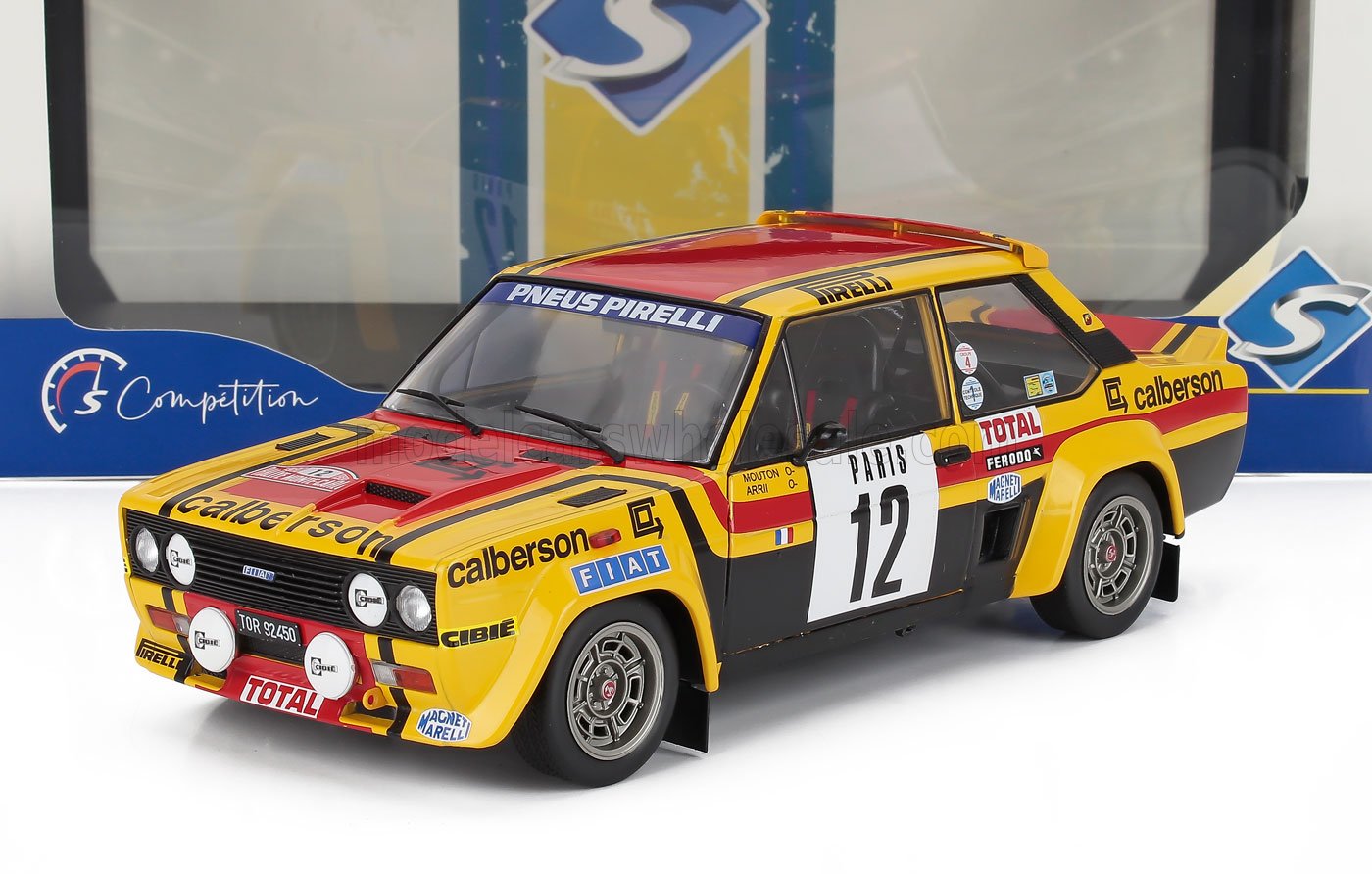 Modelo vintage de coche de rally Fiat amarillo y rojo con decoración Calberson, con el número 12, disponible en Vroomi.