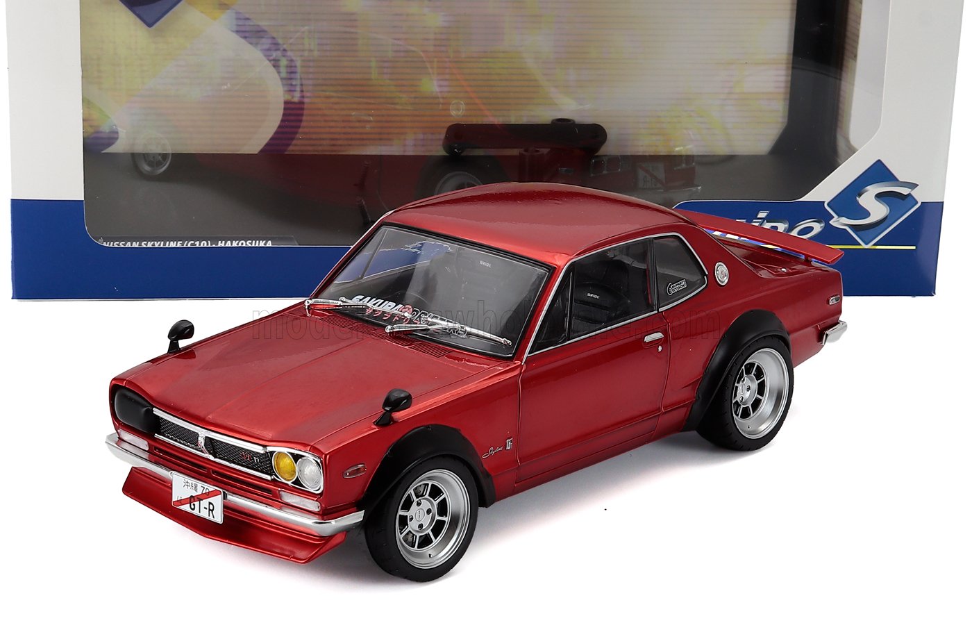 Modelo a escala de coche Nissan Skyline rojo disponible para coleccionistas en línea.