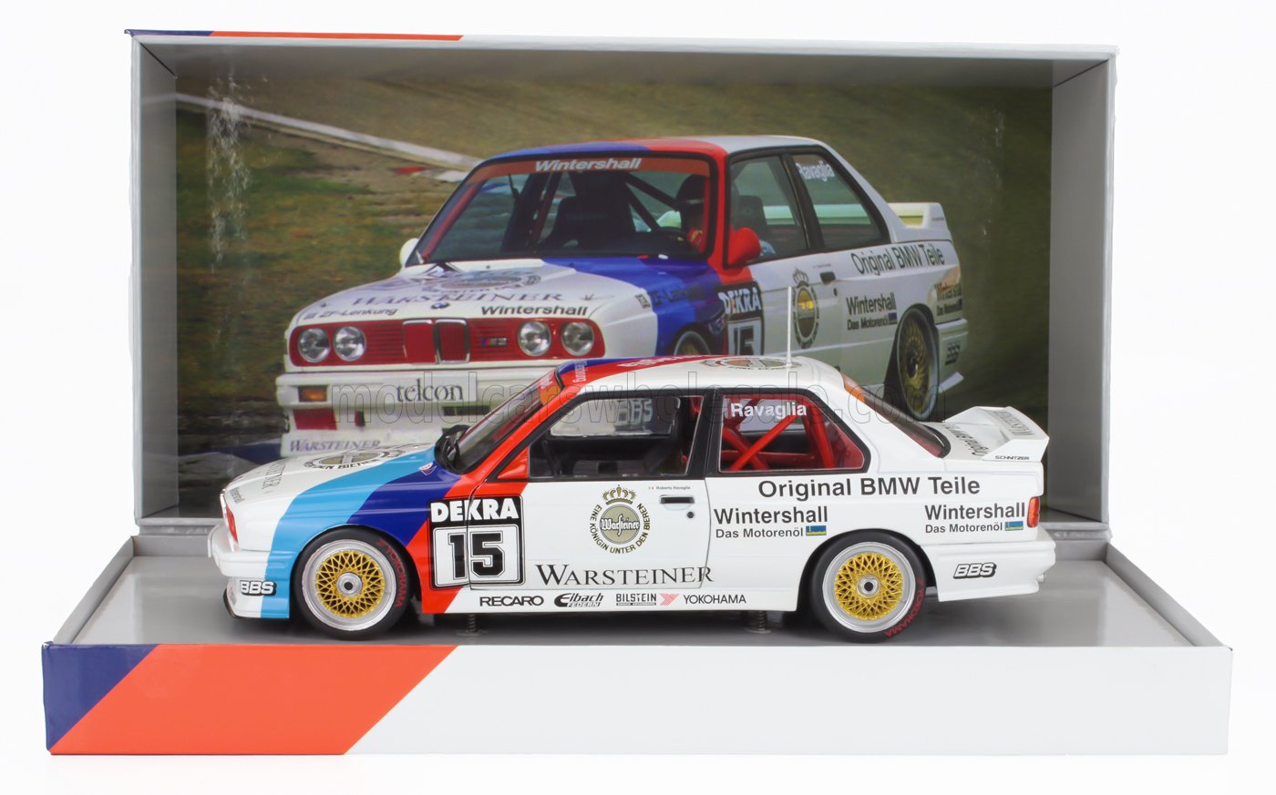 Coche de carreras BMW M3 E30 DTM a escala 1/18 con decoración Warsteiner, disponible en Vroomi.