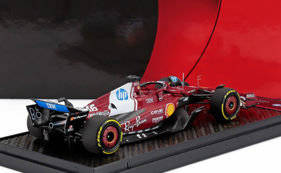 Coche de carreras de Fórmula 1 rojo a escala, sobre un soporte de exposición, réplica de coleccionista, ya disponible para su pedido.