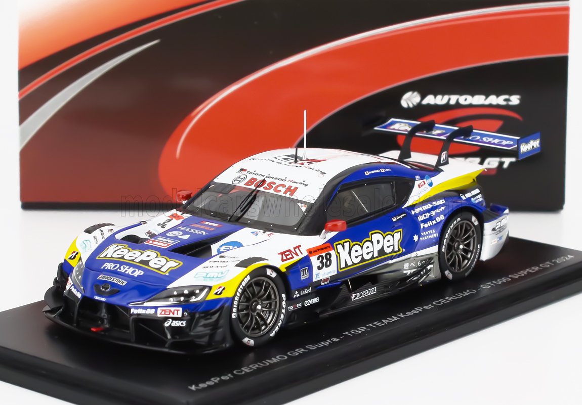 Maqueta a escala del coche de carreras KeePer CERUMO GT500 Toyota GR Supra en exposición, disponible a través de Vroomi.