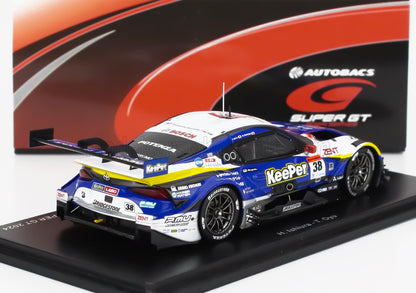 Maqueta a escala del coche de carreras Toyota GR Supra GT con los colores de Keper en exposición, también a la venta en Vroomi.