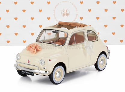Modelo Fiat 500 vintage color crema con decoraciones nupciales y placa «Just married» disponible en Vroomi.