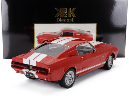 Coche de juguete Shelby GT500 rojo de 1967 con rayas blancas de carreras, expuesto con su embalaje, disponible en Vroomi.
