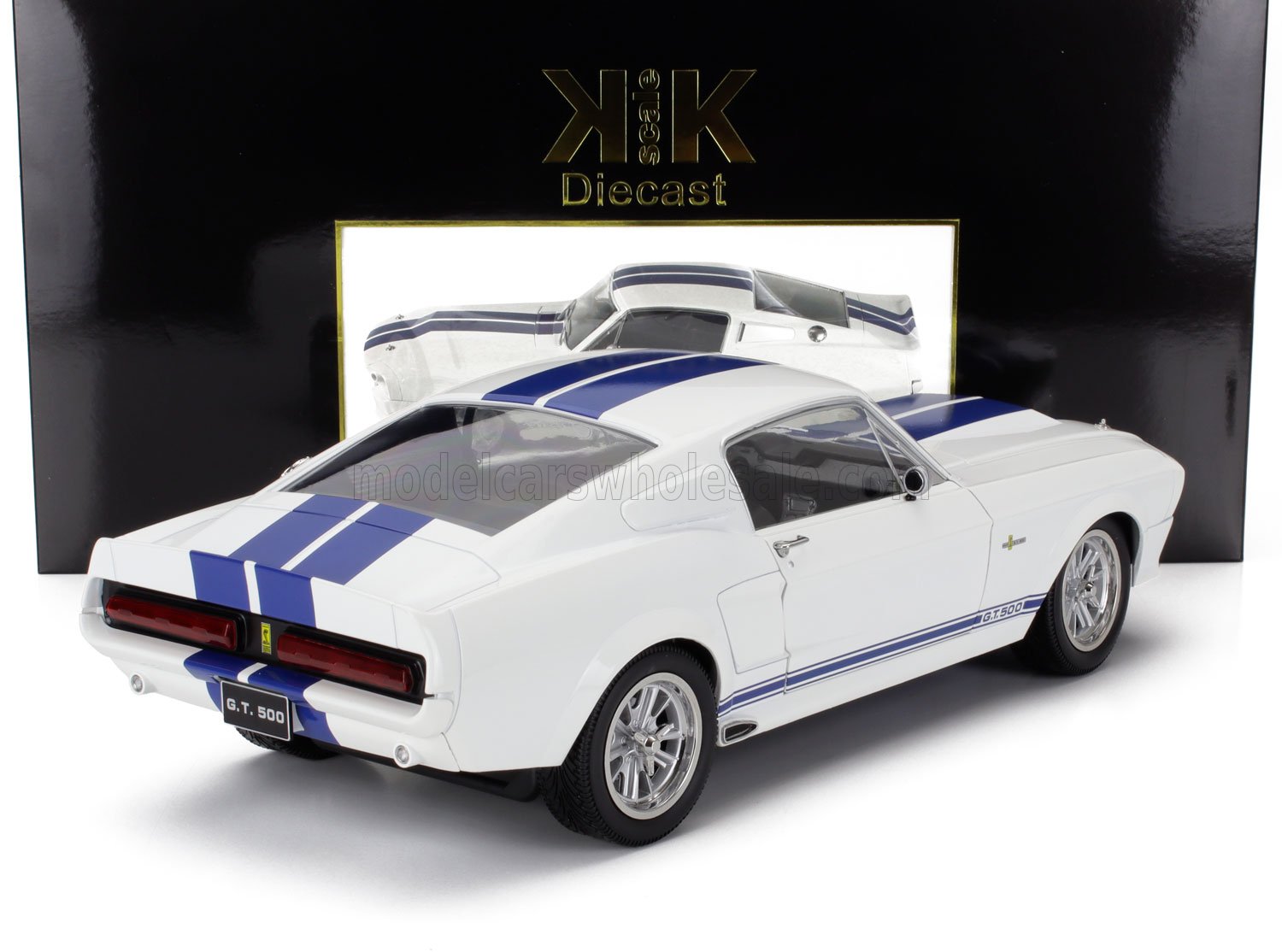 Coche modelo GT 500 blanco con rayas azules de carreras, detallado y fabricado en metal fundido, disponible en la plataforma Vroomi.