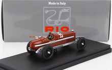 Modelo detallado de coche de carreras vintage rojo sobre una base negra con caja RIO Made in Italy, disponible en Vroomi.