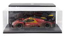 Modelo de coche de carreras Ferrari 499P rojo a escala 1/18 en vitrina con pegatinas de patrocinadores, disponible en Vroomi.