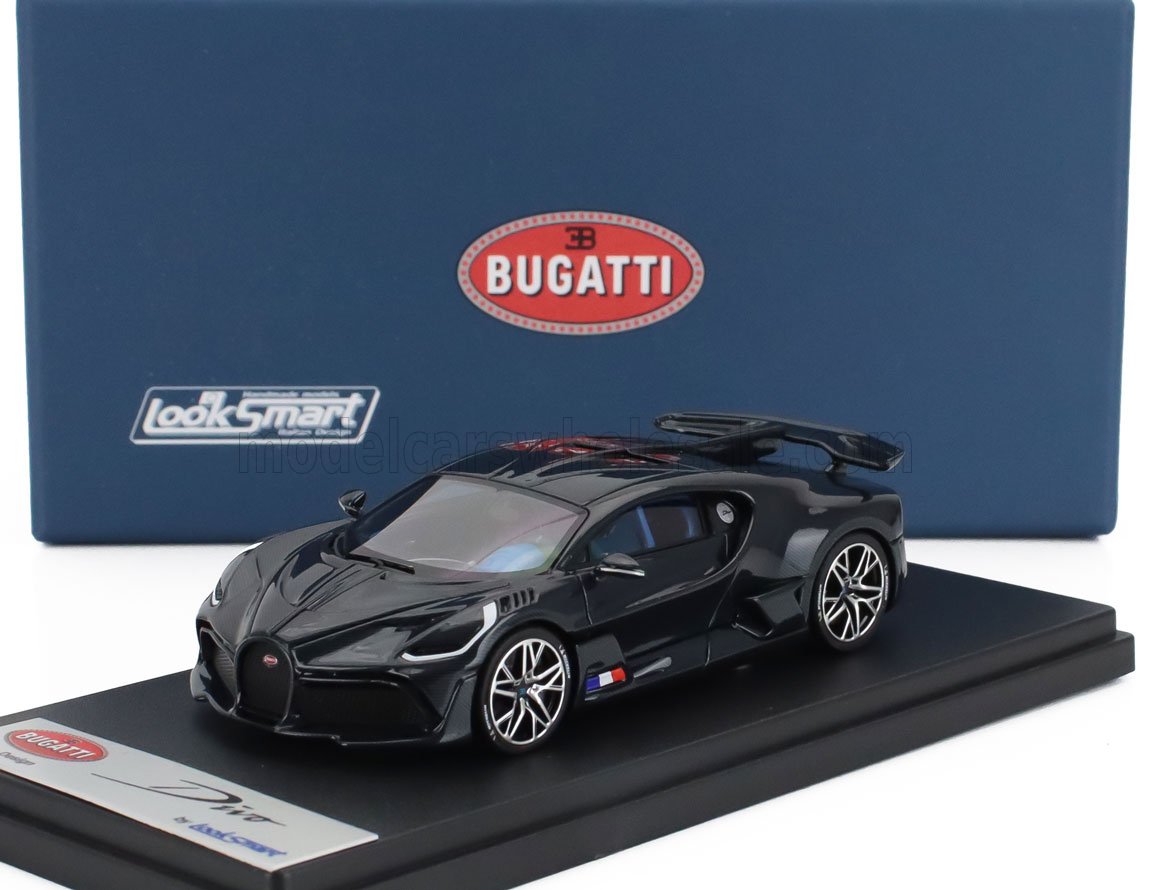 Maqueta del Bugatti Divo negro en expositor con caja azul de Bugatti, disponible en Vroomi.