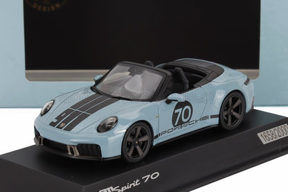 Modelo de coche Porsche 911 Spirit 70 descapotable azul con franjas negras de carreras, expuesto en un soporte negro, a la venta en Vroomi.