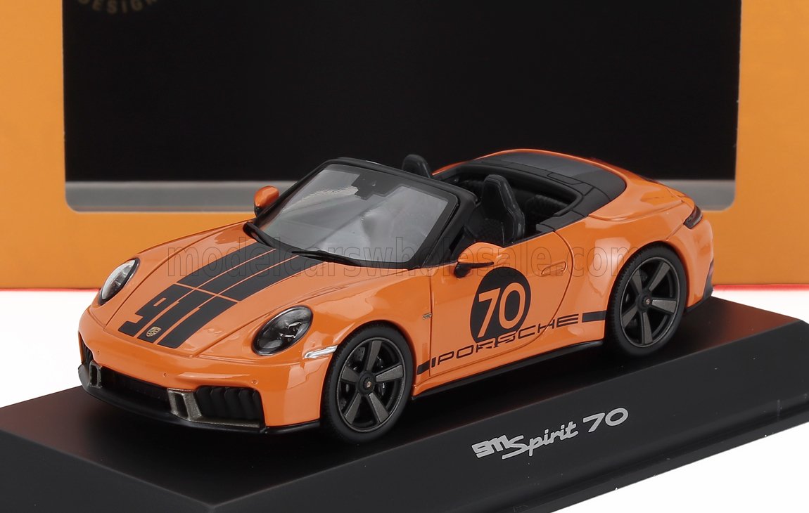 Coche modelo Porsche 911 Spirit 70 descapotable de color naranja con rayas negras de carreras, expuesto en un soporte, ahora disponible en Vroomi.