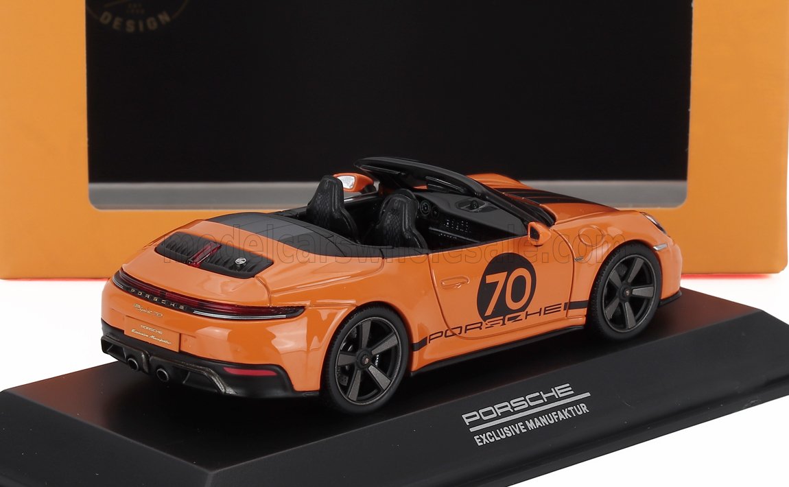 Coche modelo Porsche 911 Speedster 70th Anniversary naranja sobre soporte negro, disponible en Vroomi.
