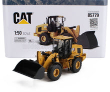Modelo de cargadora CAT a escala 1:50 de color amarillo con cuchara negra, cabina detallada, artículo 85779 disponible en Vroomi.