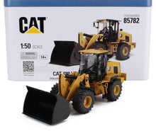 Modelo de cargadora CAT 938 a escala 1:50 con cuchara y neumáticos detallados, disponible en Vroomi.