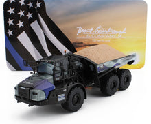 Modelo de camión volquete Caterpillar negro de Brent Scarbrough cargado con arena, con una bandera Thin Blue Line como fondo, disponible en Vroomi.