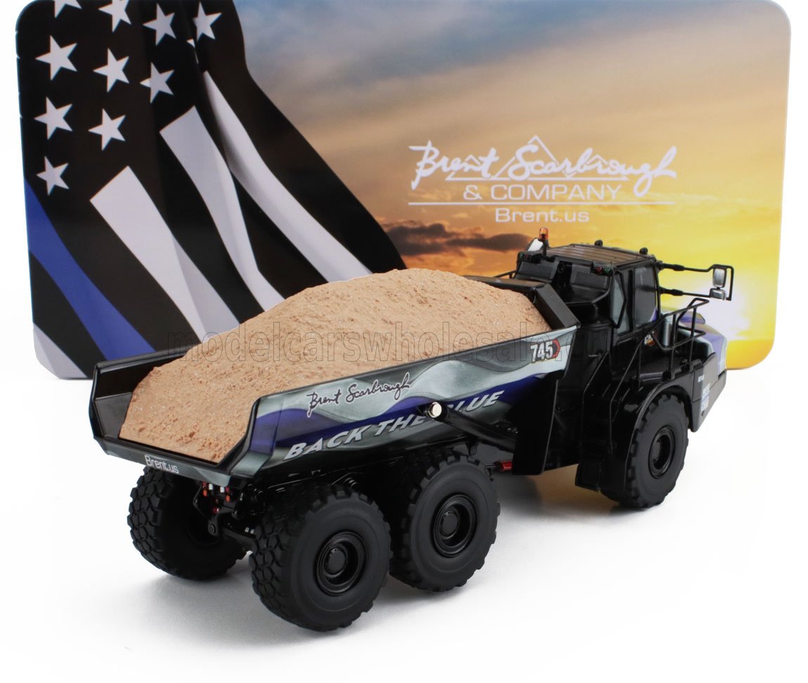 Modelo de camión volquete negro Brent Scarborough con arena, fondo con bandera Thin Blue Line, disponible en Vroomi.