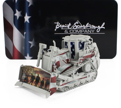 Modelo patriótico de excavadora Caterpillar de Brent Scarbrough con bandera estadounidense y siluetas de soldados, disponible en Vroomi.