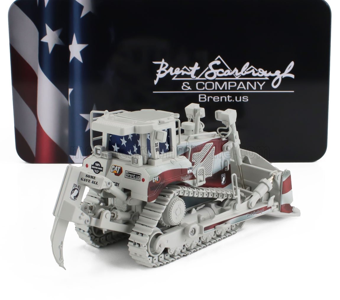 Modelo coleccionable de excavadora CAT de Brent Scarborough con diseño patriótico y fondo con la bandera estadounidense, disponible en Vroomi.