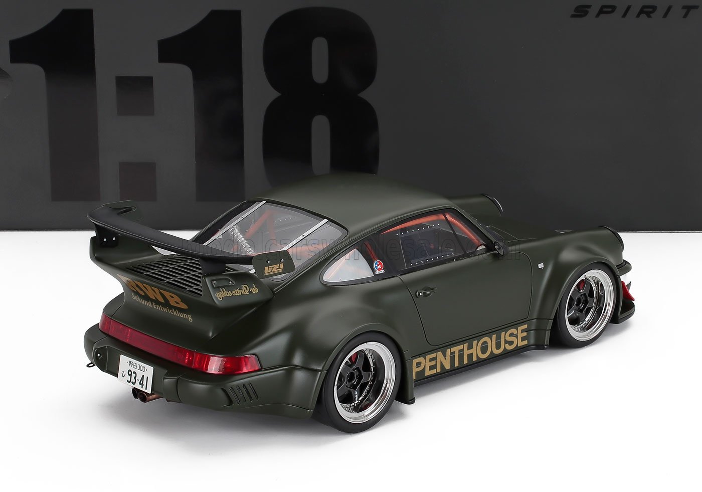 Modelo a escala 1:18 de Porsche 911 RWB en color verde oscuro mate con calcomanía Penthouse, disponible en Vroomi.