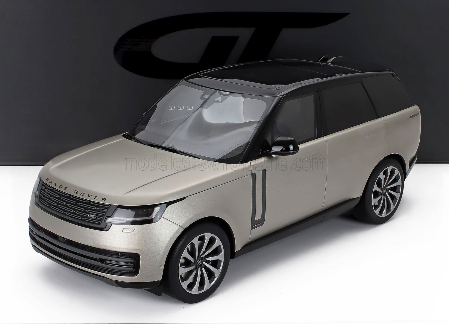 1/18 scale model of silver Range Rover SUV with black roof, realistic die-cast detail available at Vroomi