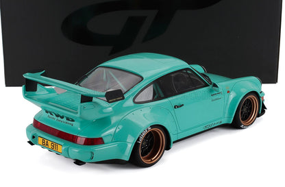 Maqueta a escala del Porsche 911 RAUH-Welt en azul Tiffany con kit de carrocería ancha, alerón trasero grande y llantas de bronce, disponible en Vroomi.