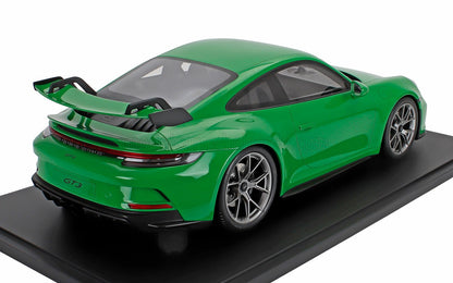 Coche de juguete Porsche 911 GT3 verde a escala 1/18 con base de exposición negra disponible en Vroomi.