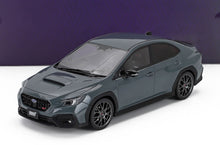 Maqueta de coche Subaru WRX STI a escala 1/18 en color gris, réplica coleccionable disponible en Vroomi.
