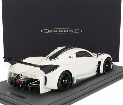 Maqueta de coche Pagani en blanco a escala 1/18 con alerón de fibra de carbono, disponible para coleccionistas.