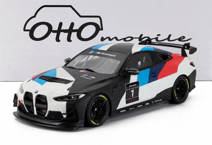 Modelo de coche de carreras BMW M4 GT3 con diseño M Motorsport, carrocería en blanco y negro, disponible en Vroomi.