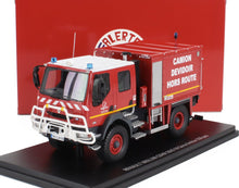 Modelo de camión de emergencia Renault Midlum rojo con cabina blanca y luces azules, expuesto en un soporte de exhibición, disponible en Vroomi.