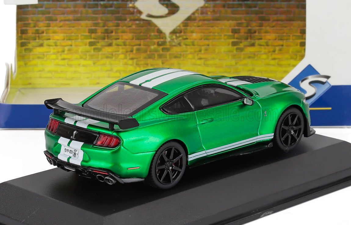 Modelo de coche Shelby GT500 verde con rayas blancas de carreras en un expositor, disponible a través de Vroomi.