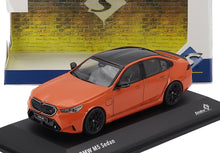 Coche sedán BMW M5 naranja a escala, coleccionable, actualmente disponible en línea en Vroomi.