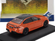 Maqueta de coche BMW M5 naranja con techo negro, disponible online para coleccionistas.