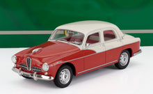 Coche clásico Alfa Romeo rojo y crema a escala 1:18, disponible para coleccionistas en Vroomi.