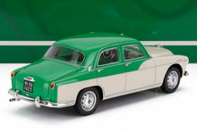 Maqueta en verde y crema de un coche clásico, réplica coleccionable fabricada en metal fundido, ya disponible online.