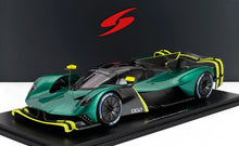 Modelo de coche de carreras Aston Martin 2022 Valkyrie AMR Pro verde sobre base negra, disponible en Vroomi.