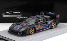 Coche de carreras Black Martini con rayas azules y rojas, ruedas doradas, expuesto en vitrina, disponible a través de Vroomi.